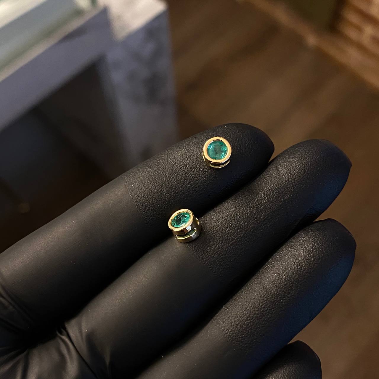 Dije Circular 0.55gr / 0.6cm Esmeralda 38pts Borde Liso Sin Cargador Oro Amarillo (Joya)