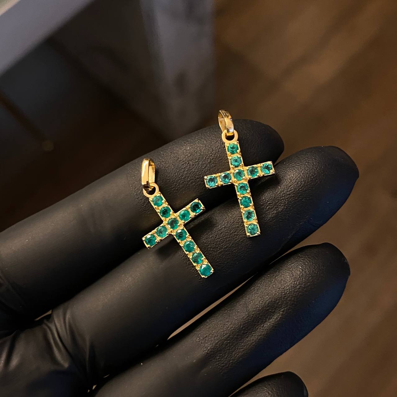 Dije Cruz 1.95gr / 2.7cm Esmeraldas 45pts Oro Amarillo (Joya)