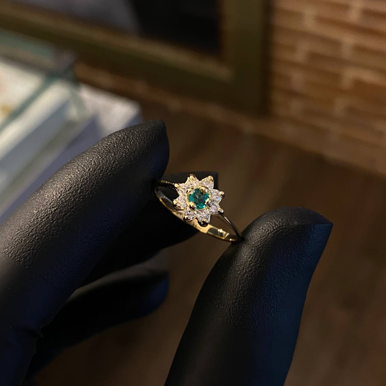Solitario Flor Driada 1.65gr T6 Anillo Esmeralda 20pts Circones Blancos Oro Amarillo (Joya)*