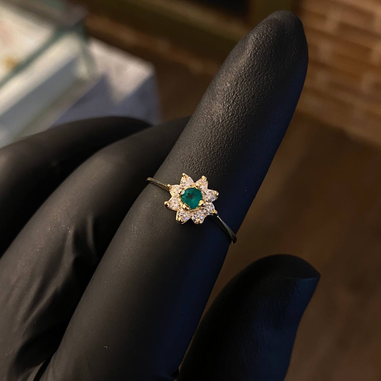 Solitario Flor Driada 1.85gr T7 Anillo Esmeralda 18pts Circones Blancos Oro Amarillo (Joya)*