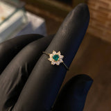 Solitario Flor Driada 1.85gr T7 Anillo Esmeralda 18pts Circones Blancos Oro Amarillo (Joya)*