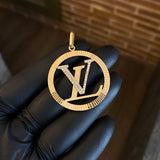 Dije LV 4.75gr/4.5cm Circones Blancos Diamantado Oro Amarillo*