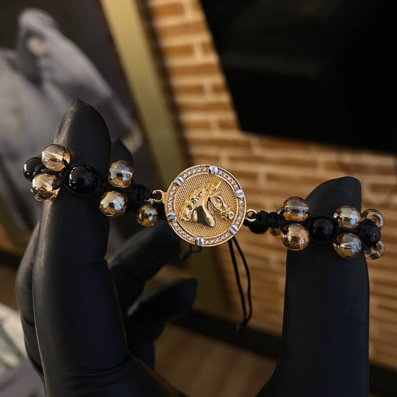 Pulsera Negra Cabeza Caballo Sabia Oscura Circones Blancos Dos Oros Amarillo Blancos*