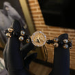 Pulsera Negra Cabeza Caballo Sabia Oscura Circones Blancos Dos Oros Amarillo Blancos*
