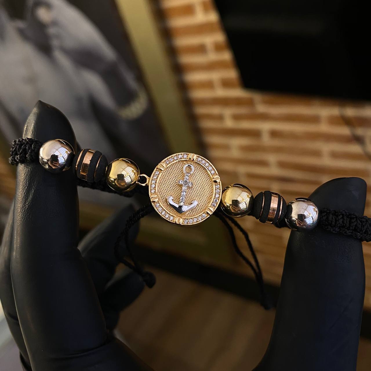 Pulsera Negra Anclaje Neo-Texturizado Bolas 8mm Lisas Circones Blancos Tres Oros*
