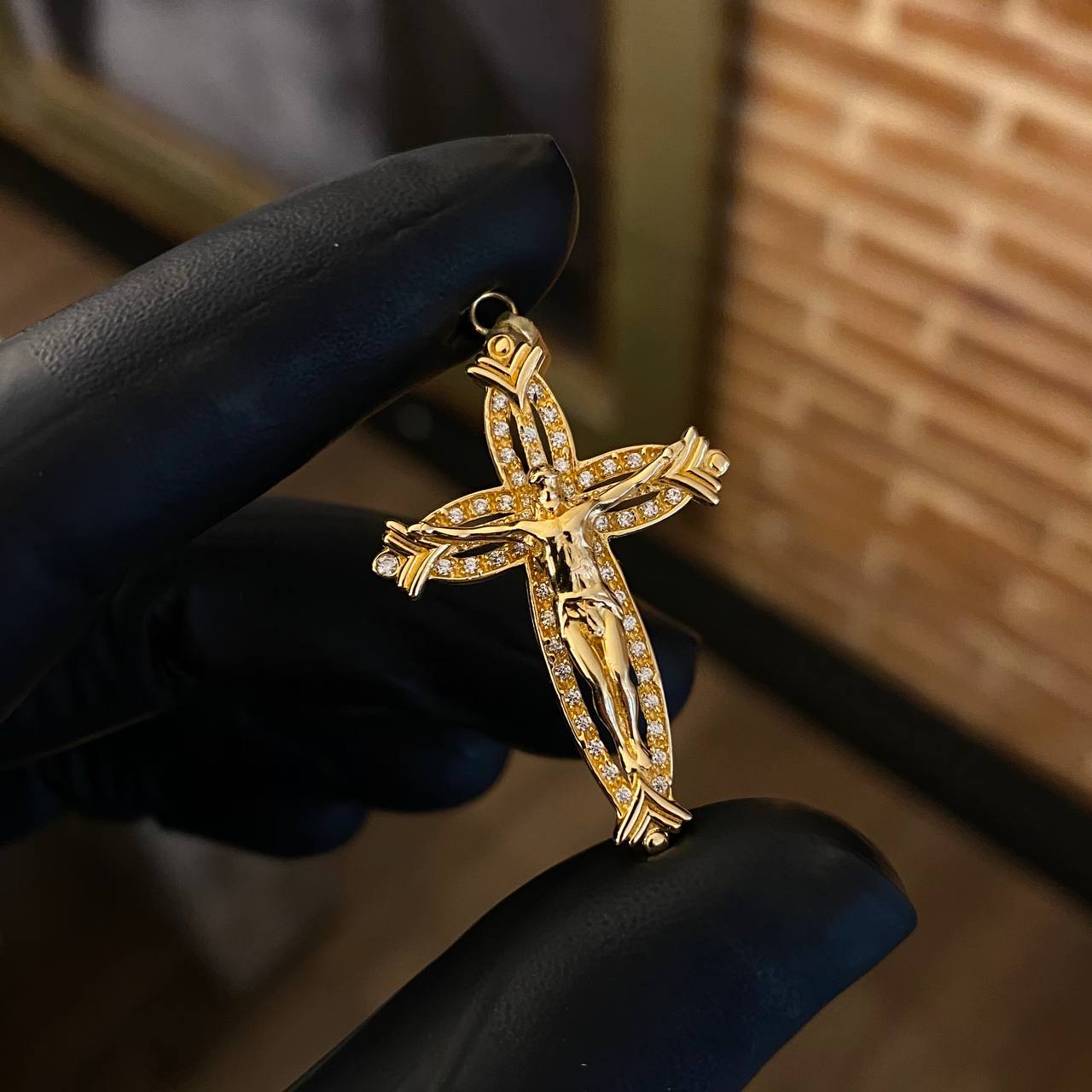 Dije Cristo Cruz Patonce 4.55gr / 4.4cm Circones Blancos Oro Amarillo