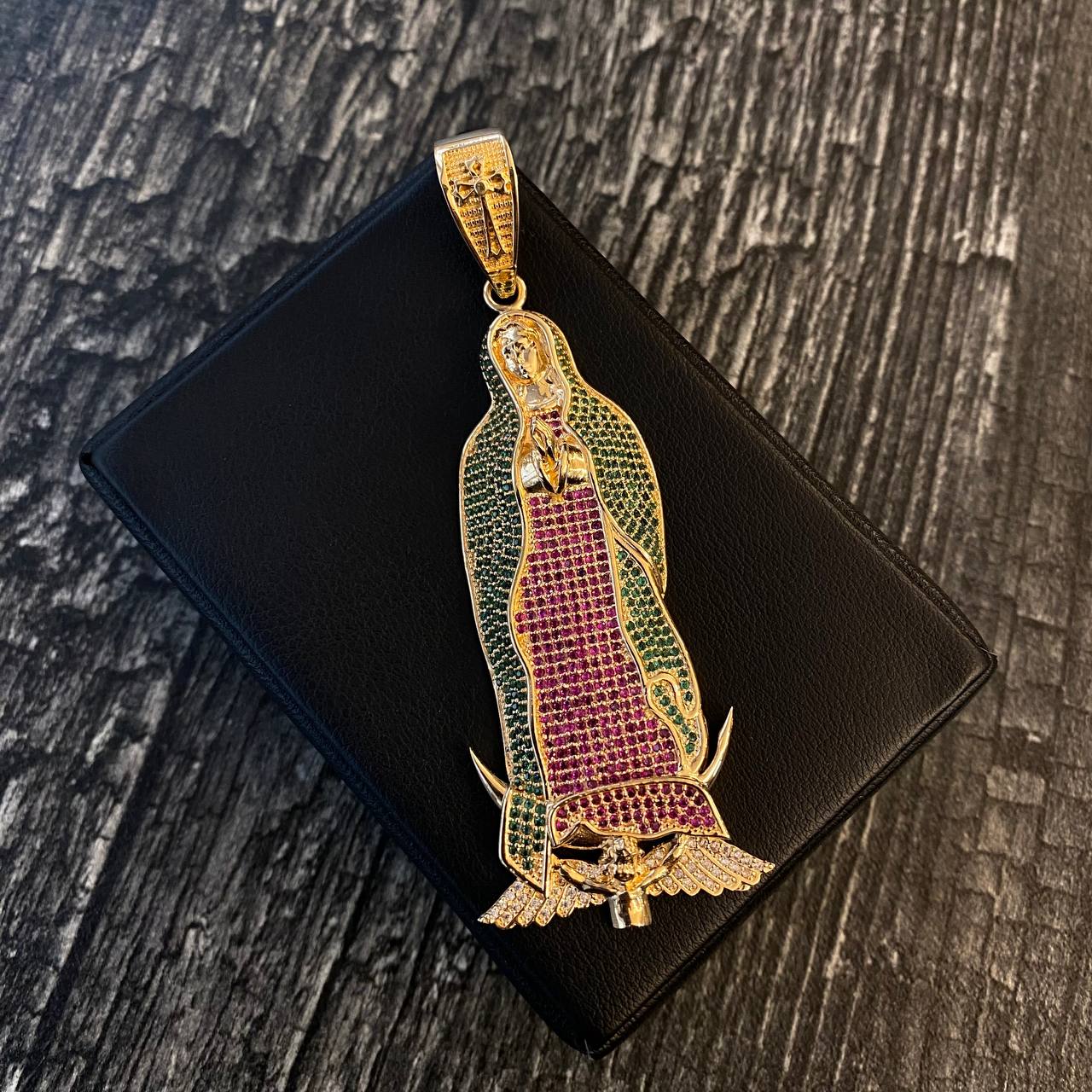 Dije Virgen de Guadalupe 26.7gr / 8.9cm Circones Verdes Fucsias Blancos Oro Amarillo