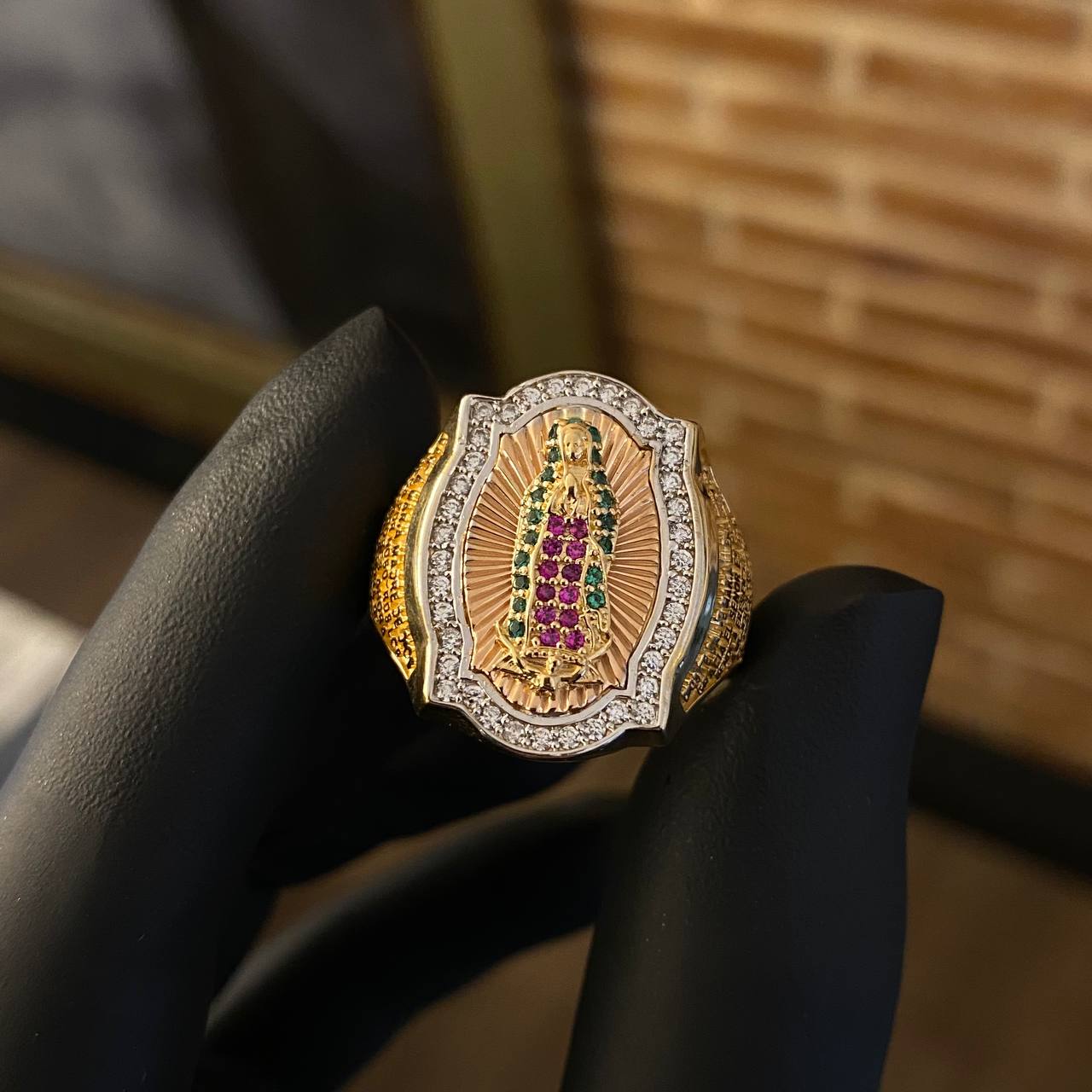 Anillo Virgen de Guadalupe 12.6gr / T10 3/4 Circones Blancos Verdes Fucsias Tres Oros