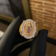 Anillo Virgen de Guadalupe 12.6gr / T10 3/4 Circones Blancos Verdes Fucsias Tres Oros