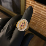 Anillo Virgen de Guadalupe 12.6gr / T10 3/4 Circones Blancos Verdes Fucsias Tres Oros