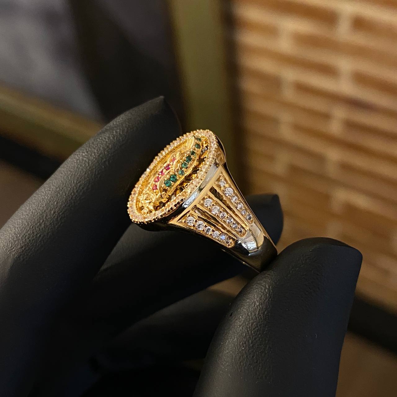 Anillo Virgen de Guadalupe 7.7gr / T9 Circones Blancos Verdes Fucsias Oro Amarillo
