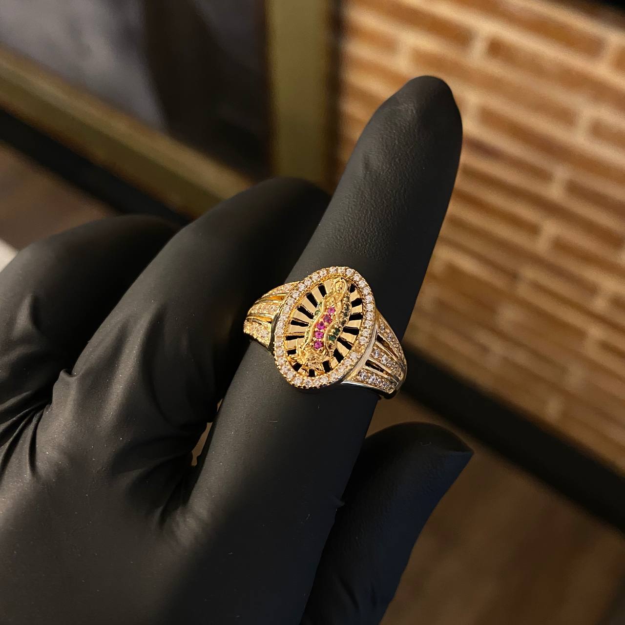 Anillo Virgen de Guadalupe 7.7gr / T9 Circones Blancos Verdes Fucsias Oro Amarillo