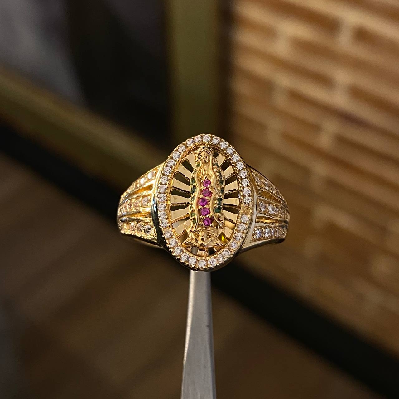 Anillo Virgen de Guadalupe 7.7gr / T9 Circones Blancos Verdes Fucsias Oro Amarillo
