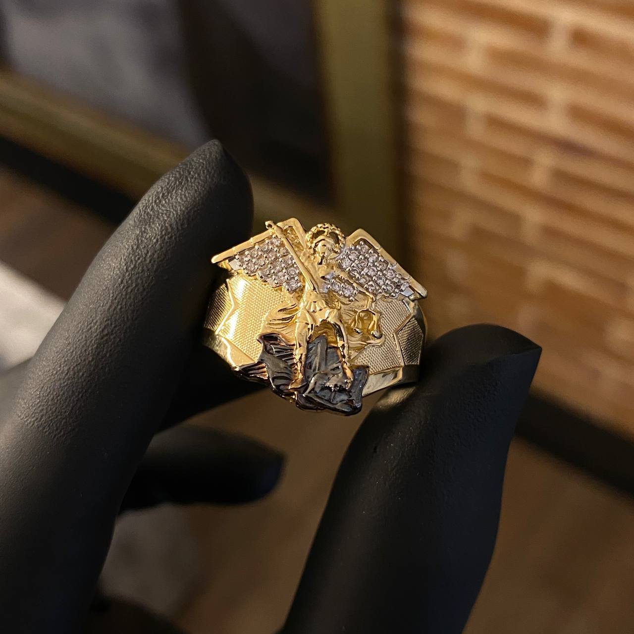 Anillo San Miguel Arcángel 10.4gr / T10 1/2 Circones Blancos Oro Amarillo