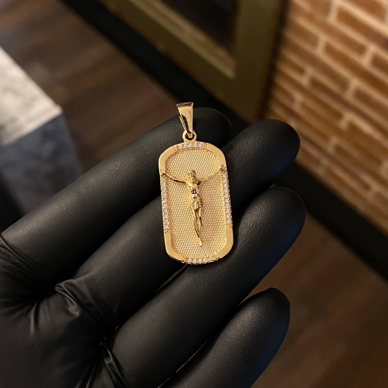Dije Placa Cristo 6.15gr / 5cm Circones Blancos Oro Amarillo