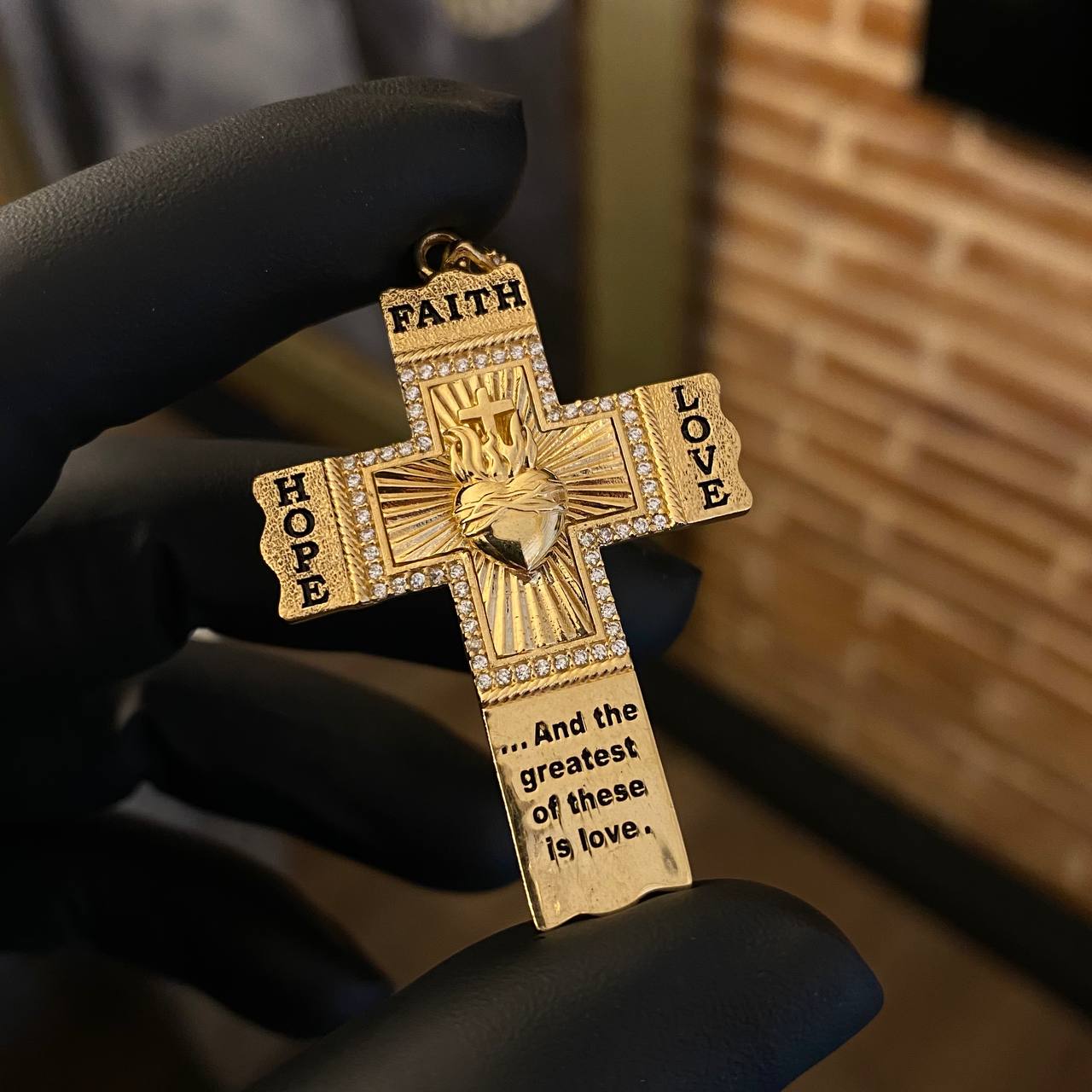 Dije Cruz Sagrado Corazón de Jesus 10.4gr / 5.7cm Circones Blancos Oro Amarillo