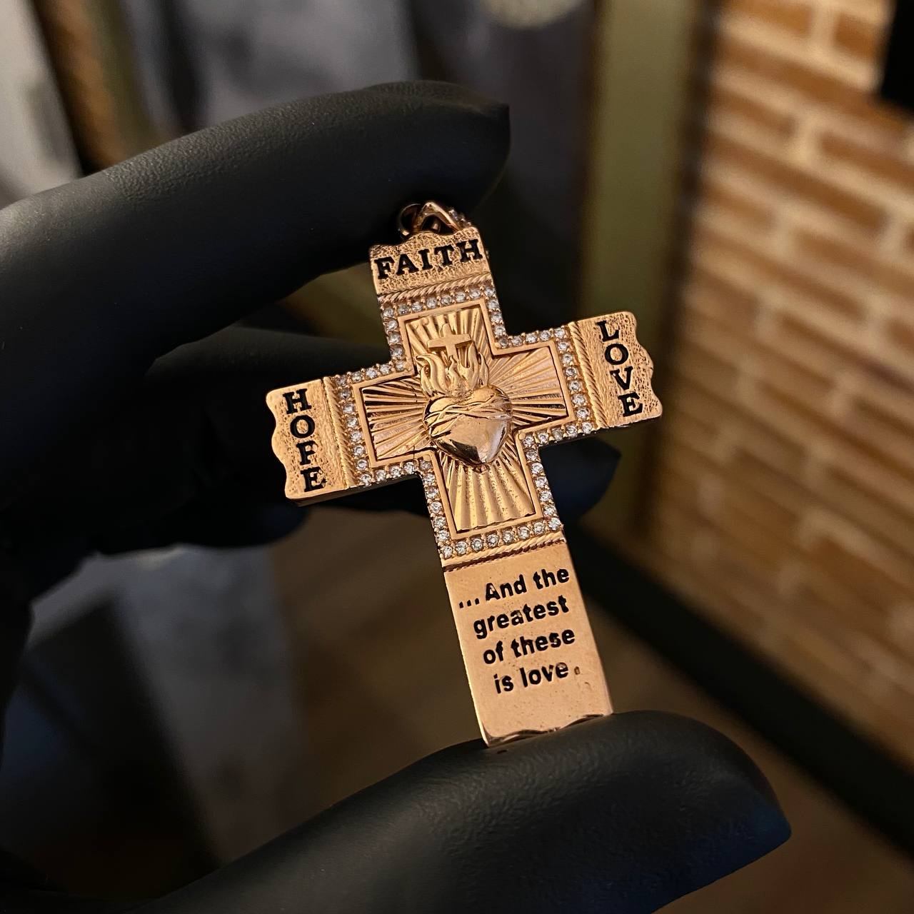 Dije Cruz Sagrado Corazón de Jesus 9.35gr / 5.7cm Circones Blancos Oro Rosa