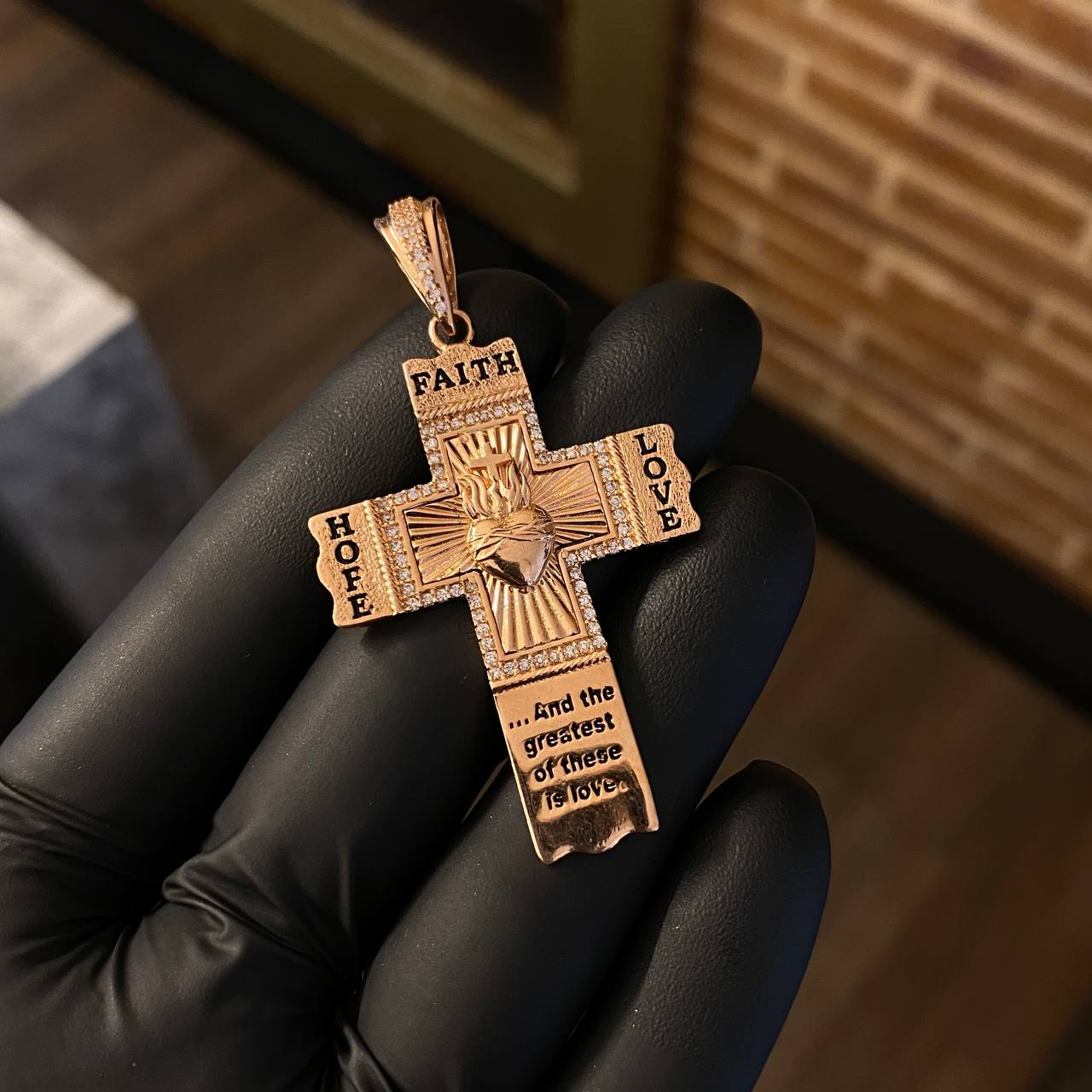 Dije Cruz Sagrado Corazón de Jesus 9.35gr / 5.7cm Circones Blancos Oro Rosa