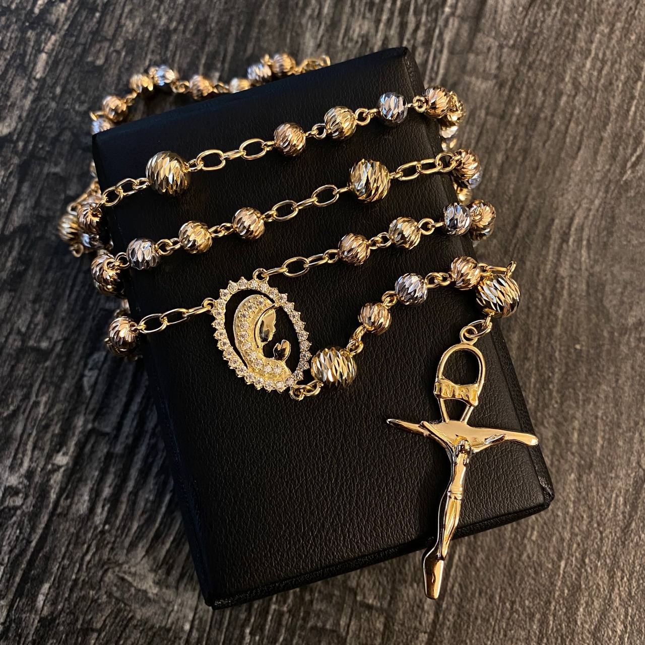 Rosario Virgen María 34.2gr / 65cm / 6-8mm Bolas Diamantadas Cruz INRI Minimalista Circones Blancos Tres Oros