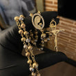 Rosario Virgen María 34.2gr / 65cm / 6-8mm Bolas Diamantadas Cruz INRI Minimalista Circones Blancos Tres Oros