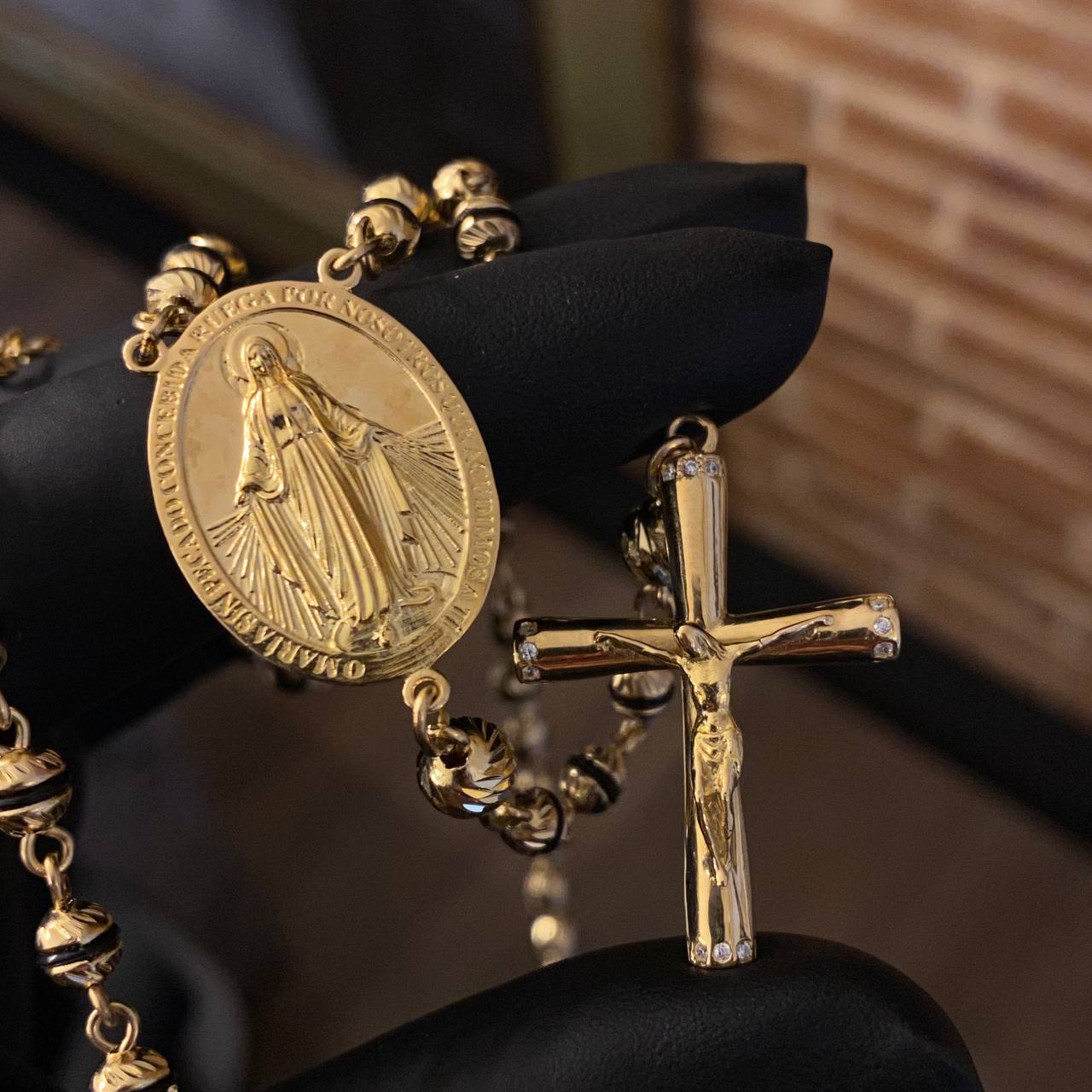Rosario Virgen Milagrosa 29.9gr / 65cm / 5-6mm Bolas Diamantadas Cauchos Negros Circones Blancos Oro Amarillo