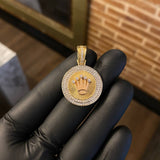 Dije Corona Medalla RX 8gr / 3.4cm Medallon Circones Blancos Tres Oros*