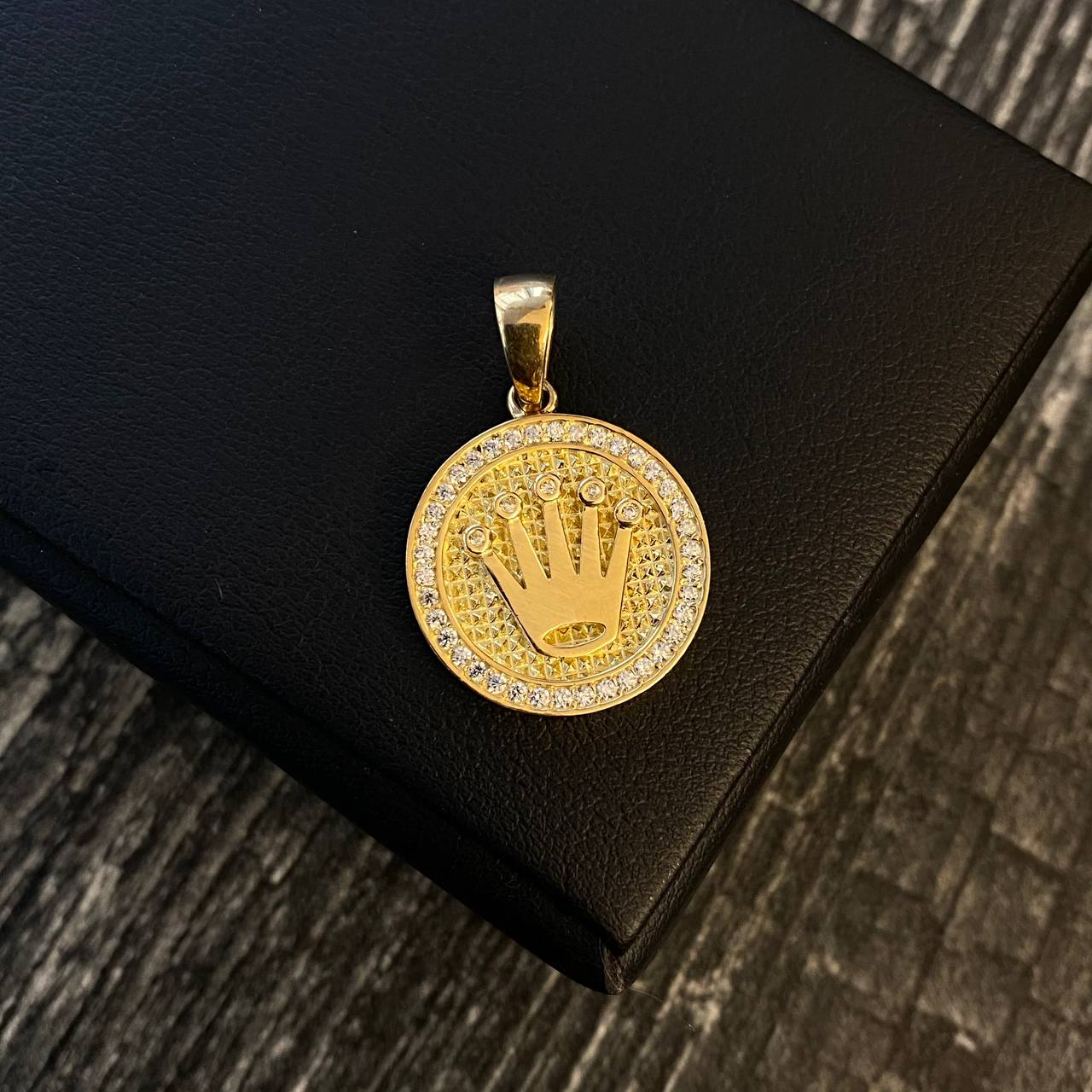 Dije Corona Medalla RX 5gr / 2.8cm Circones Blancos Oro Amarillo*