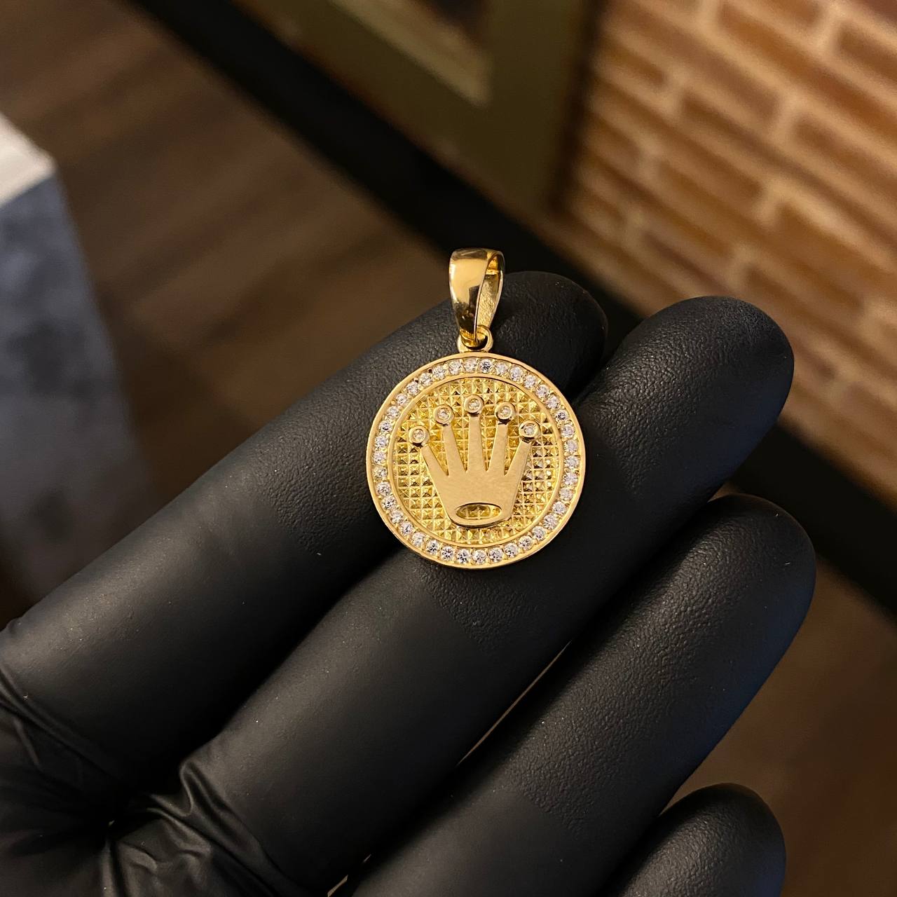 Dije Corona Medalla RX 5gr / 2.8cm Circones Blancos Oro Amarillo*