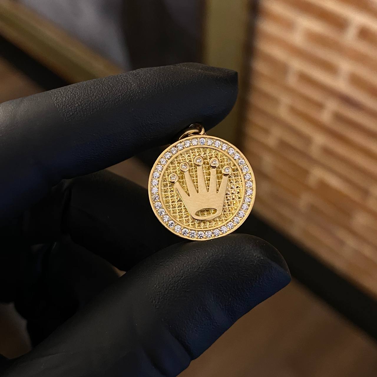 Dije Corona Medalla RX 5gr / 2.8cm Circones Blancos Oro Amarillo*