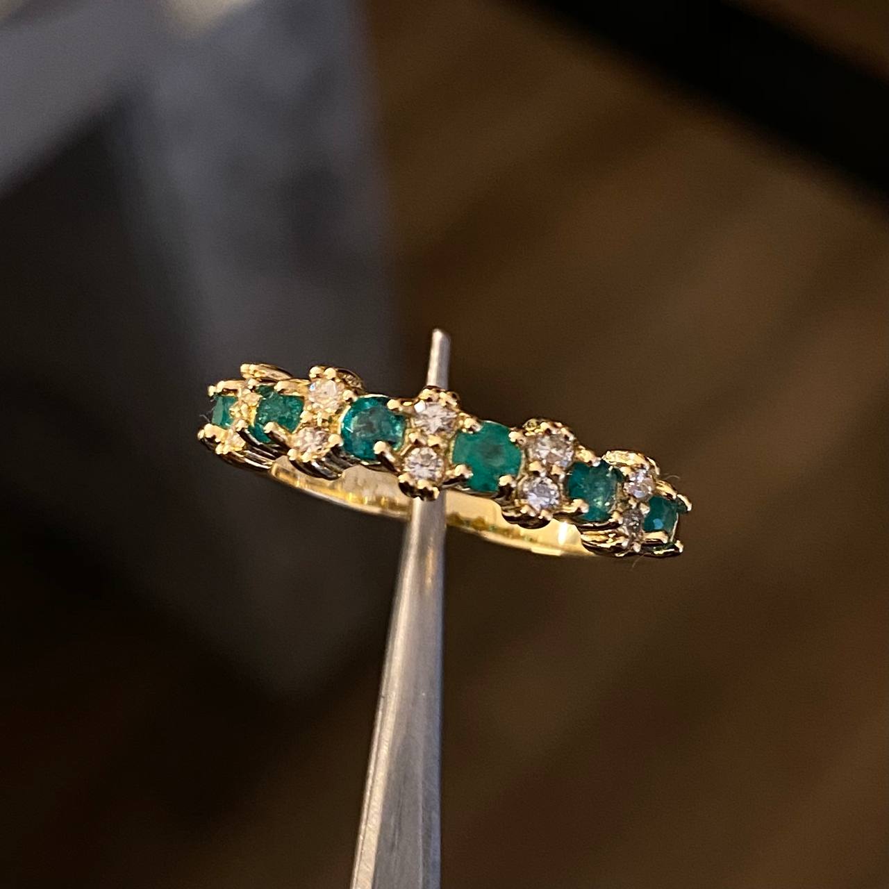 Anillo Barra Segmentaria 3.35gr T6 3/4 Esmeraldas 46pts Diamantes 20pts Oro Amarillo (Joya)*