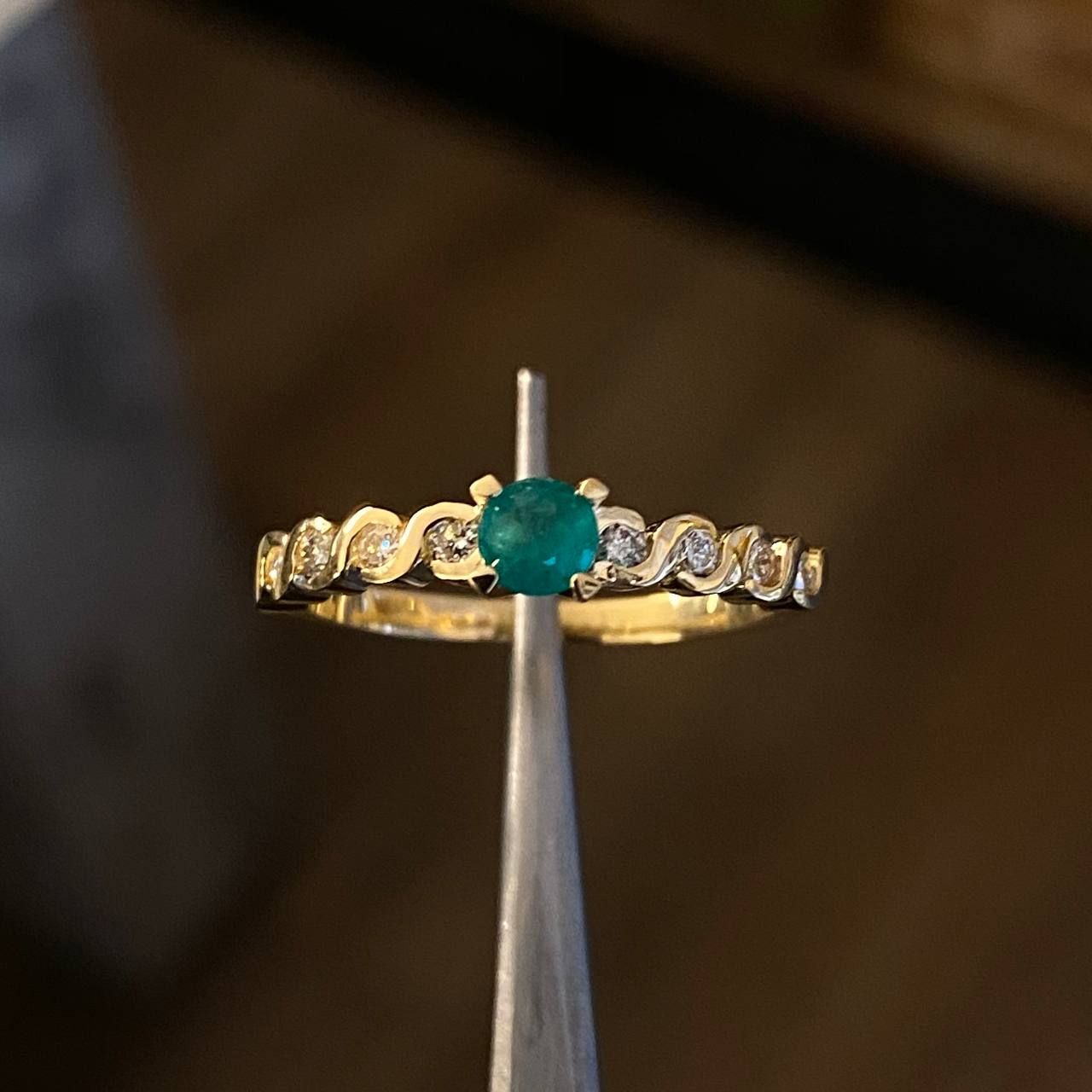 Solitario Trenzado 2.15gr T5 3/4 Anillo Esmeralda 26pts Diamantes 20pts Oro Amarillo (Joya)*