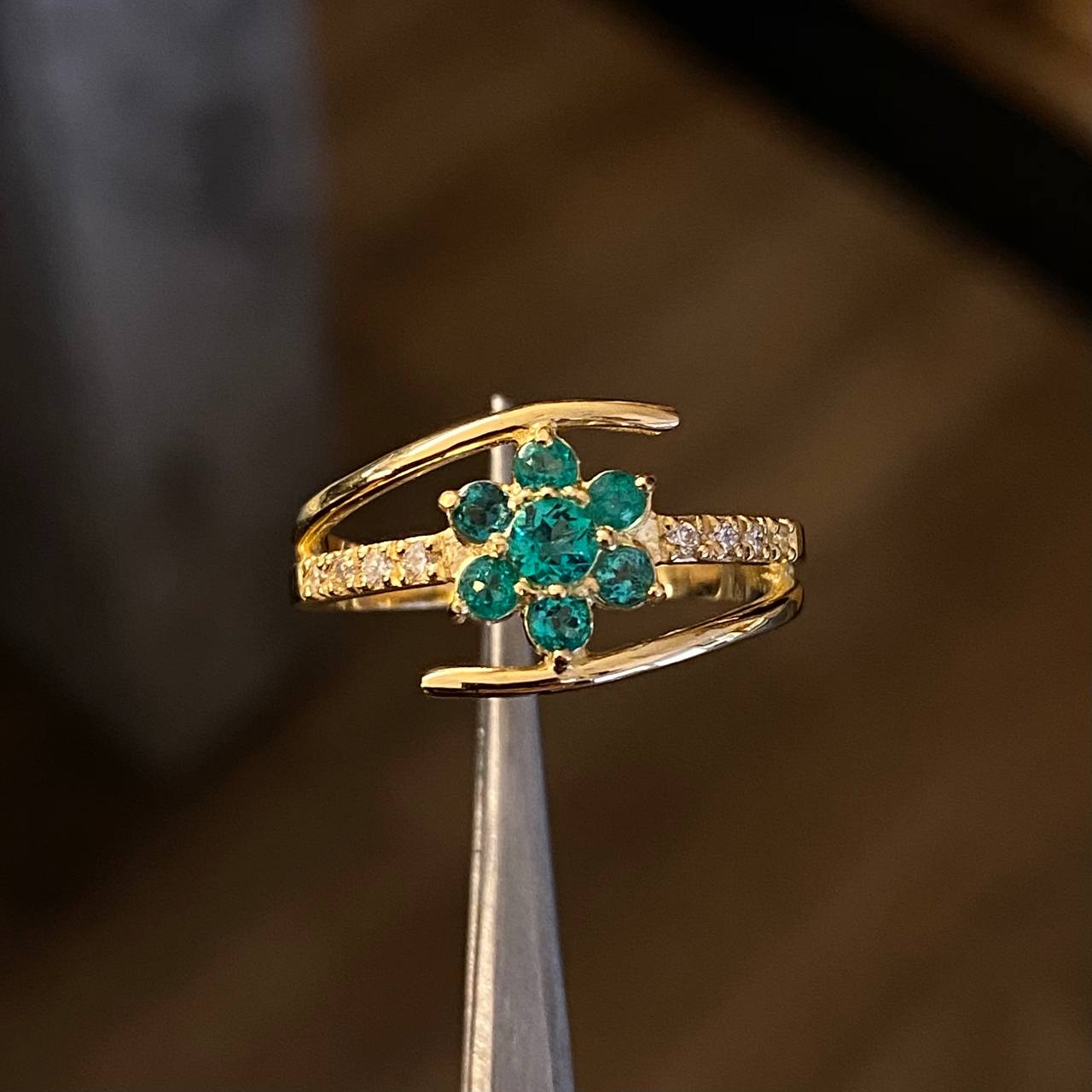 Anillo Flor Atrapada 3.35gr T6 Esmeraldas 30 Diamantes 13pts Oro Amarillo (Joya)*