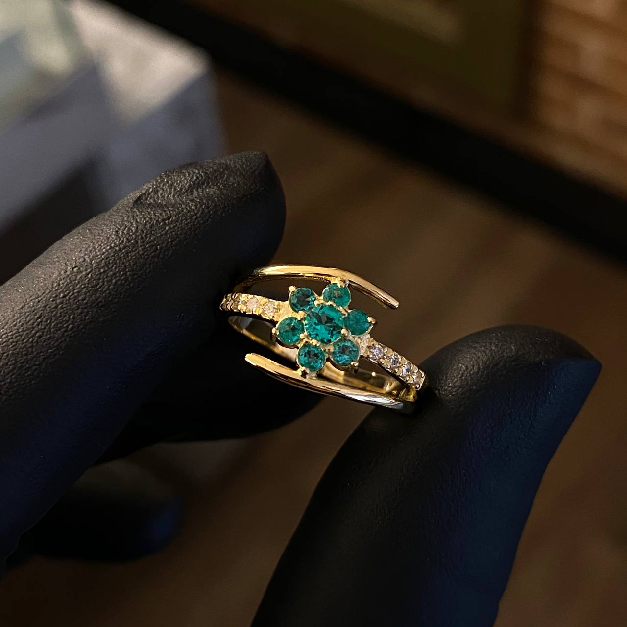 Anillo Flor Atrapada 3.35gr T6 Esmeraldas 30 Diamantes 13pts Oro Amarillo (Joya)*