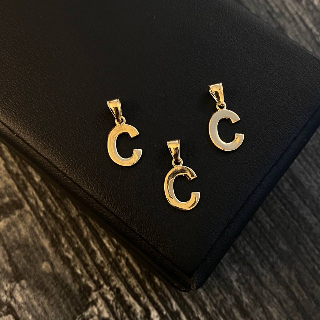 Dije Letra C 0.3gr / 1.5cm Liso Oro Amarillo