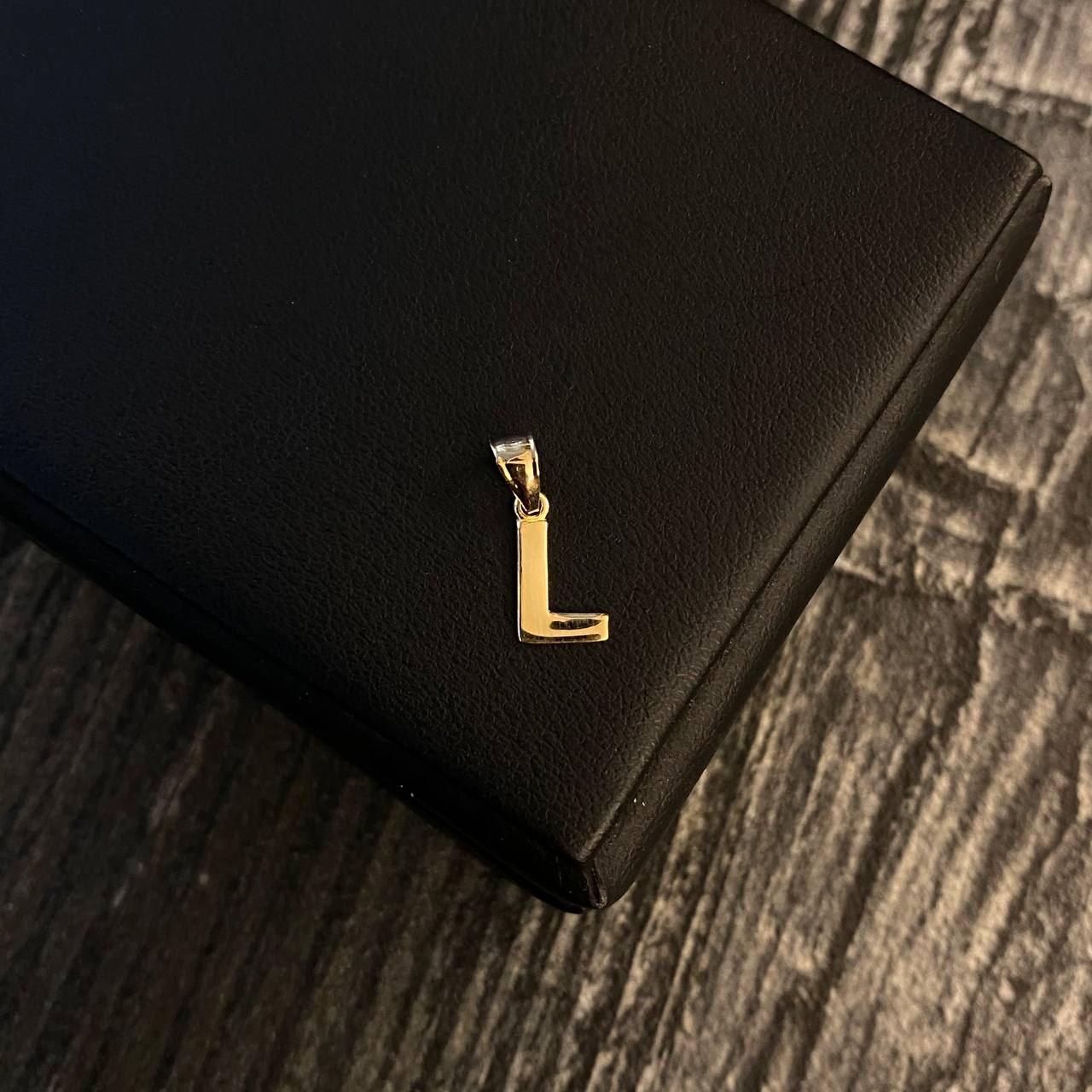 Dije Letra L 0.25gr / 1.5cm Liso Oro Amarillo