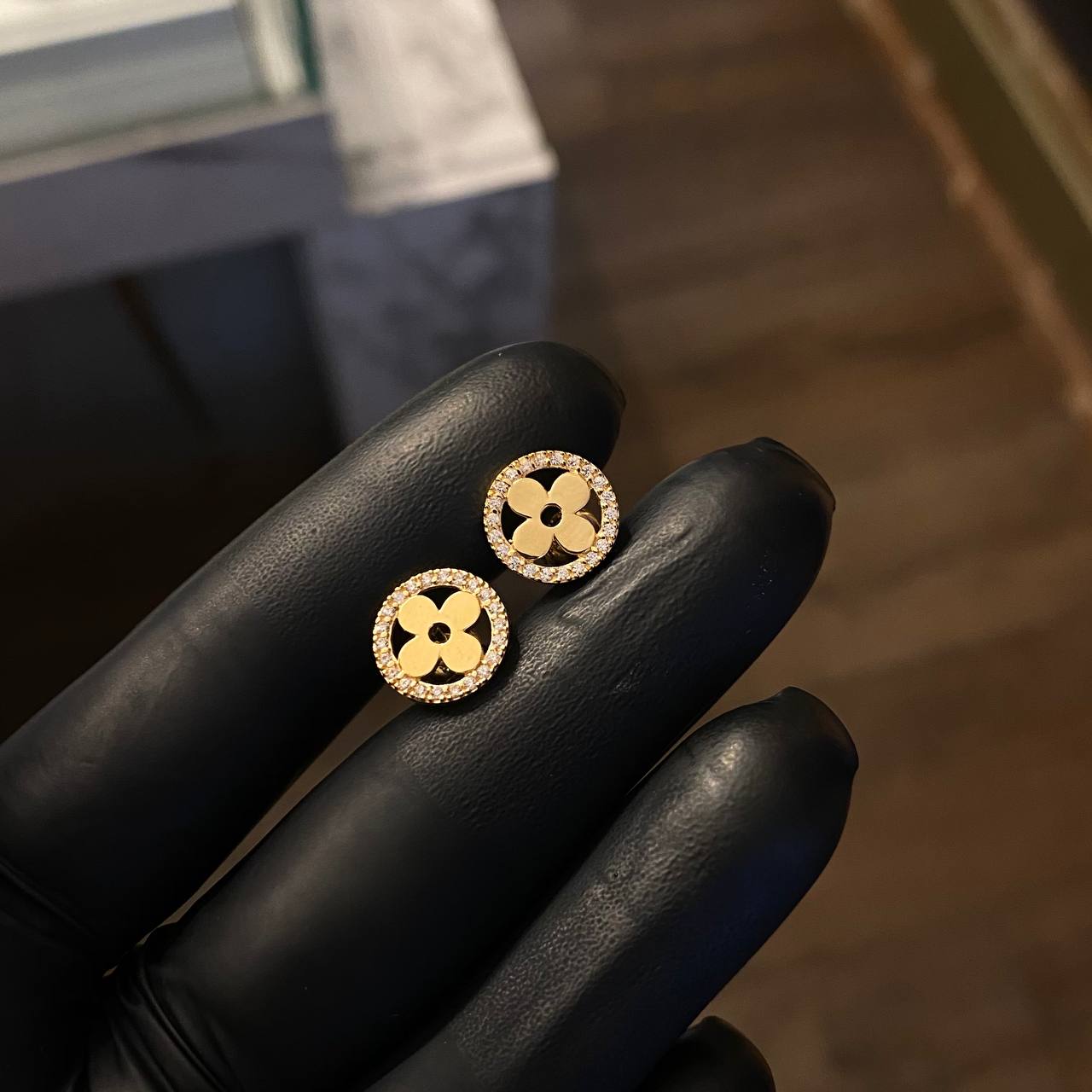 Topos Flor LV 3.1gr Circones Blancos Broche Mariposa Oro Amarillo (Oferta)