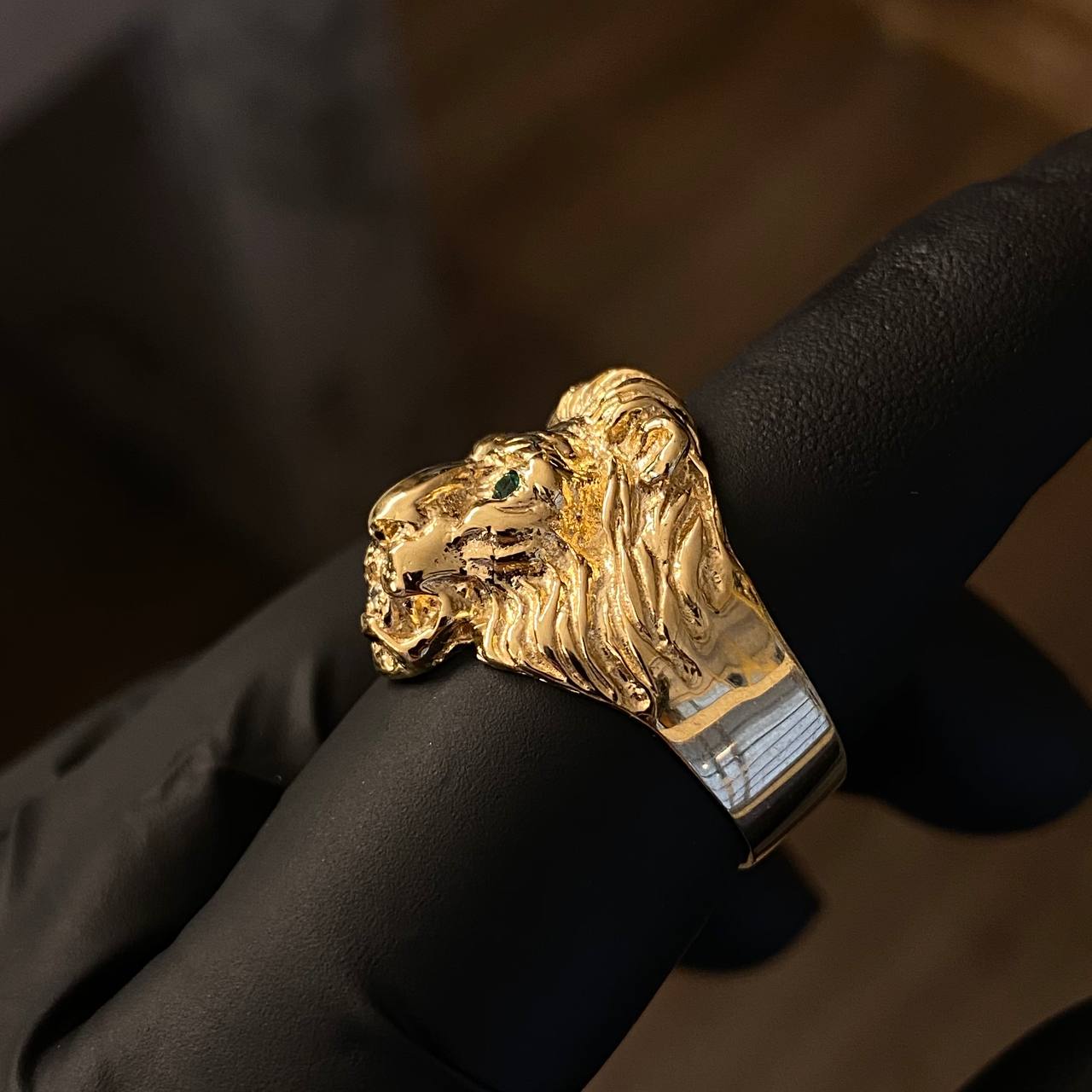 Anillo Cabeza León 10.1gr T7 3/4 Circones Verdes Blancos Oro Amarillo