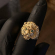 Anillo Cabeza León 10.1gr T7 3/4 Circones Verdes Blancos Oro Amarillo