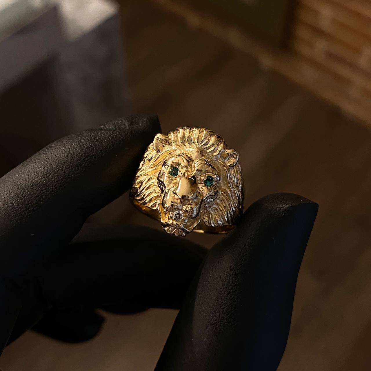 Anillo Cabeza León 10.3gr T10 Circones Blancos Verdes Oro Amarillo