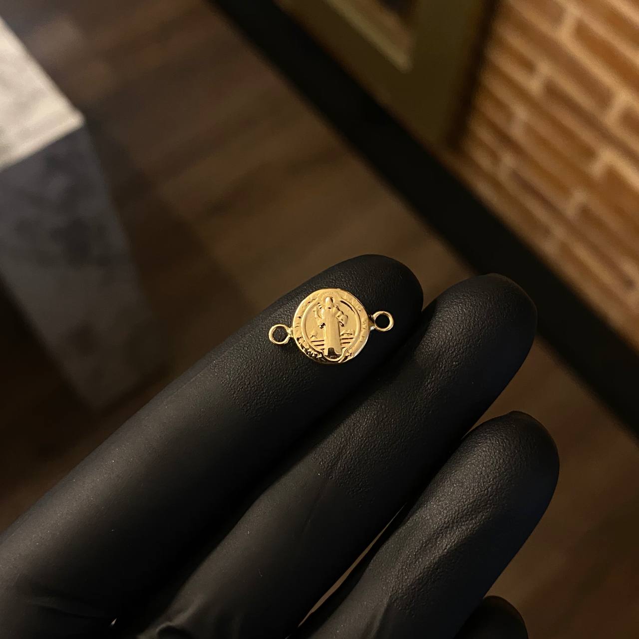 Herraje San Benito 0.7gr / 1.7cm Troquelado Oro Amarillo