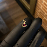 Dije Corona 0.45gr / 1.4cm Circon Fucsia Oro Amarillo