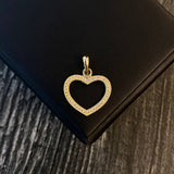 Dije Silueta Corazon 1.5gr / 2.3cm Circones Blancos Oro Amarillo