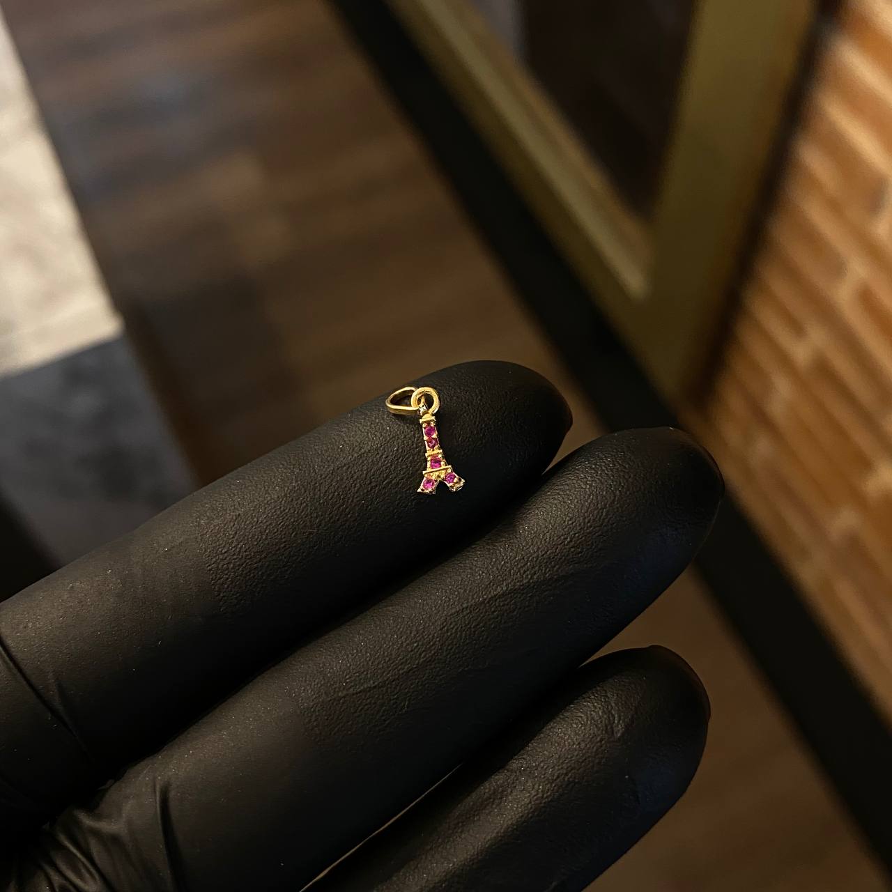 Dije Torre Eiffel 0.25gr / 1.3cm Circones Fucsias Oro Amarillo