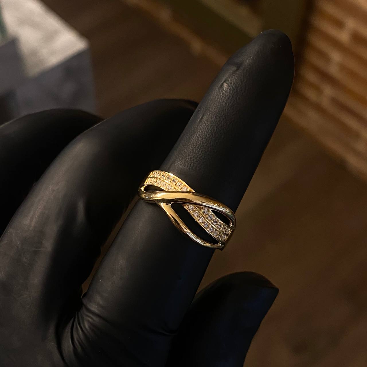 Anillo Rustico 4.45gr / T8 Circones Blancos Oro Amarillo