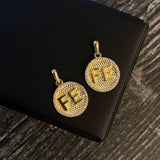 Dije FE Medalla 4.55gr / 2.5cm Circones Blancos Oro Amarillo*