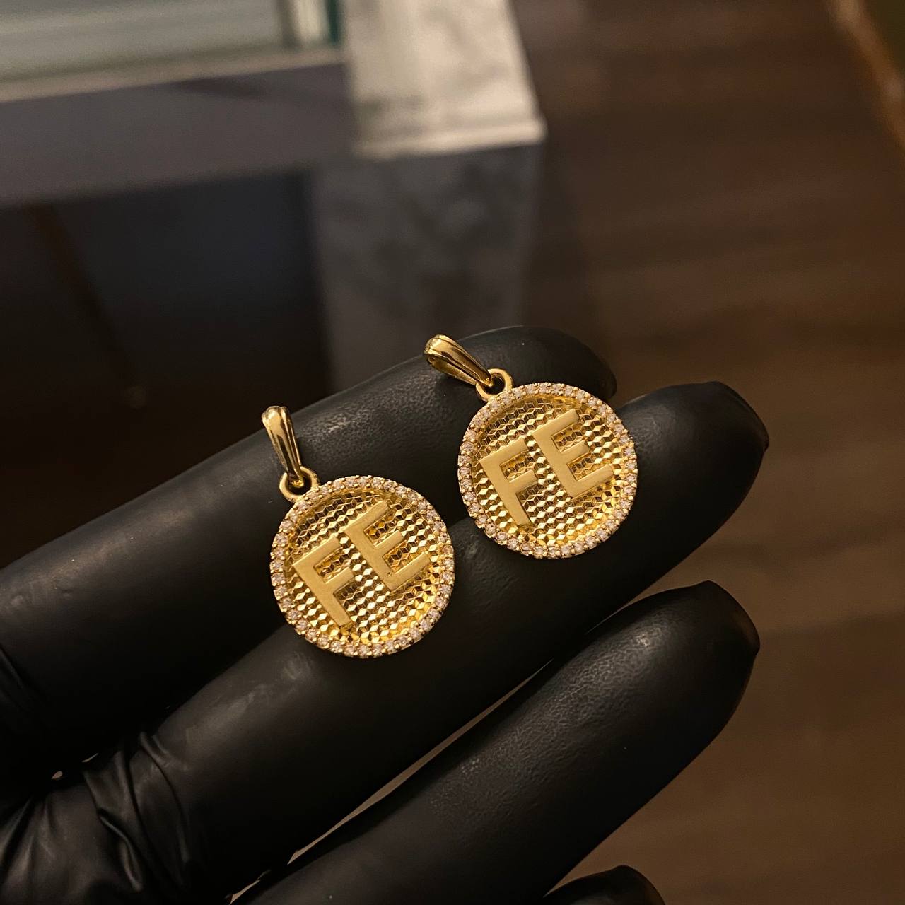 Dije FE Medalla 4.55gr / 2.5cm Circones Blancos Oro Amarillo*