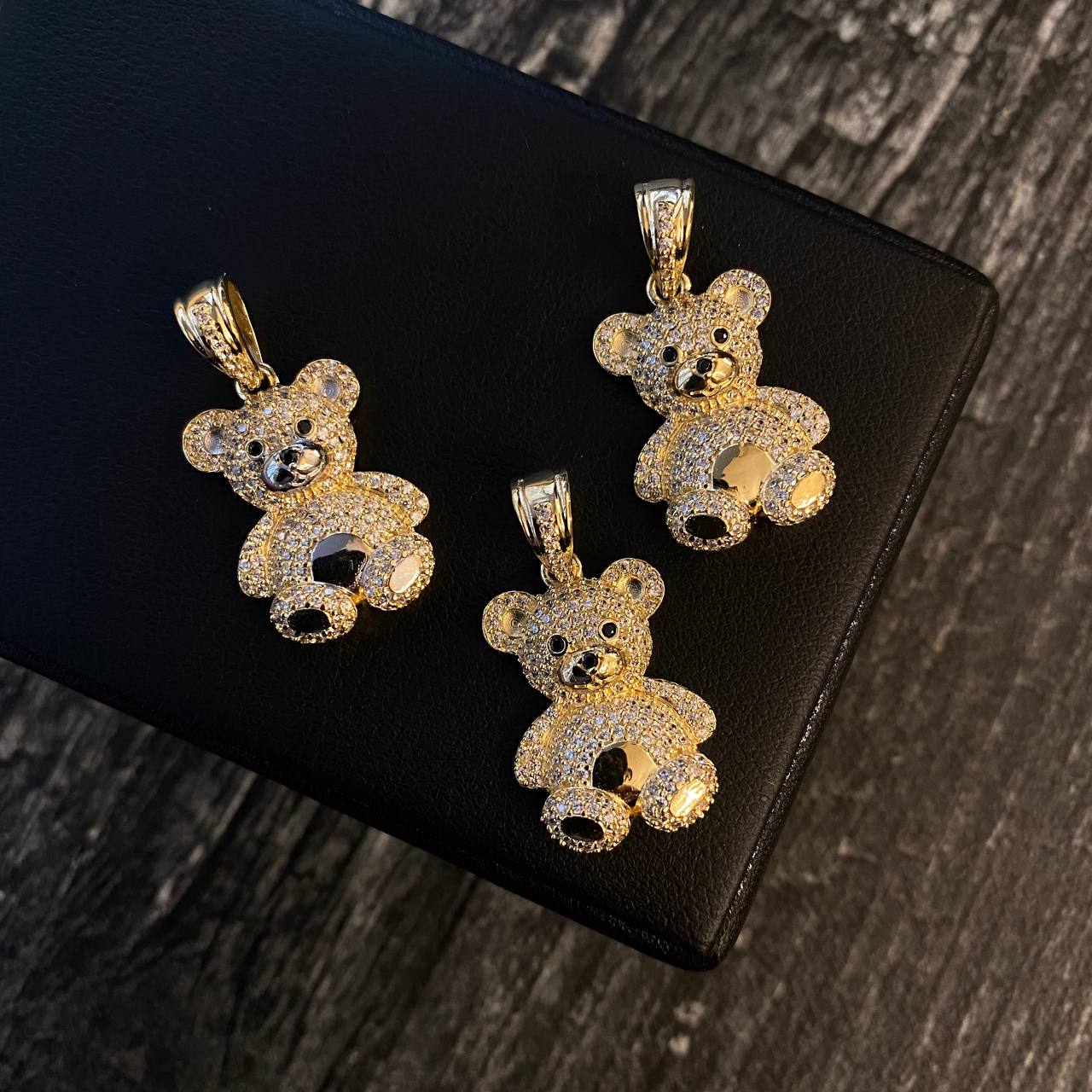 Dije Oso 4.5gr / 3cm Circones Blancos Negros Oro Amarillo