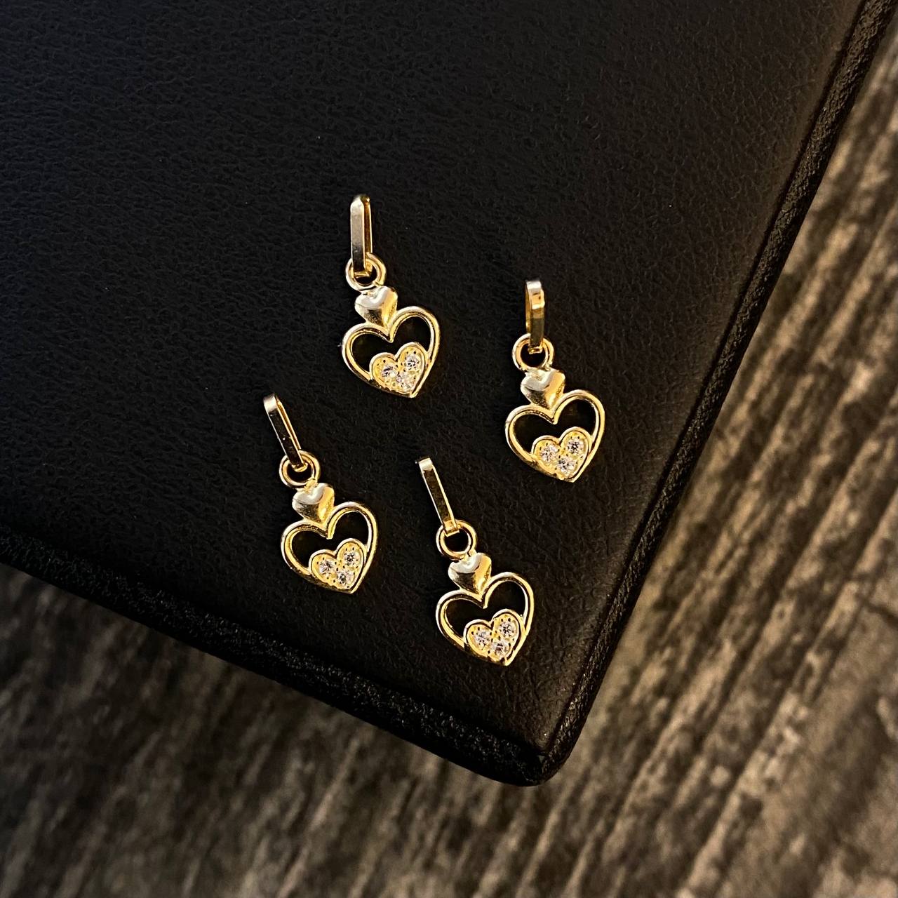 Dije Corazón Triple Silueta 0.3gr / 1.2cm Circones Blancos Oro Amarillo
