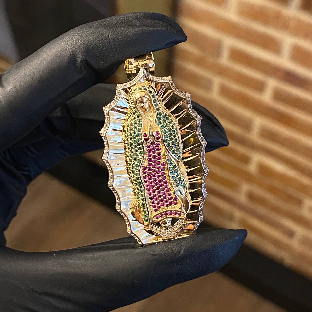 Dije Virgen de Guadalupe 17.3gr / 6.3cm Circones Verdes Fucsias Blancos Dos Oros Blanco Amarillo