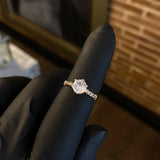 Solitario Lunula 1.65gr / T6 1/4 Anillo Circones Blancos Oro Amarillo